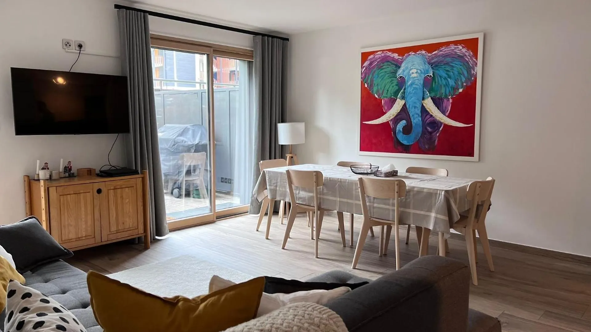 Modern 3 Bedroom Apartment Close To Lifts 모르진
