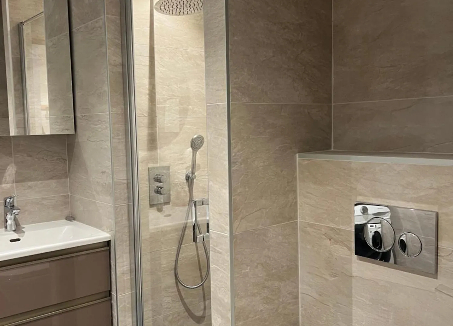 Modern 3 Bedroom Apartment Close To Lifts 모르진